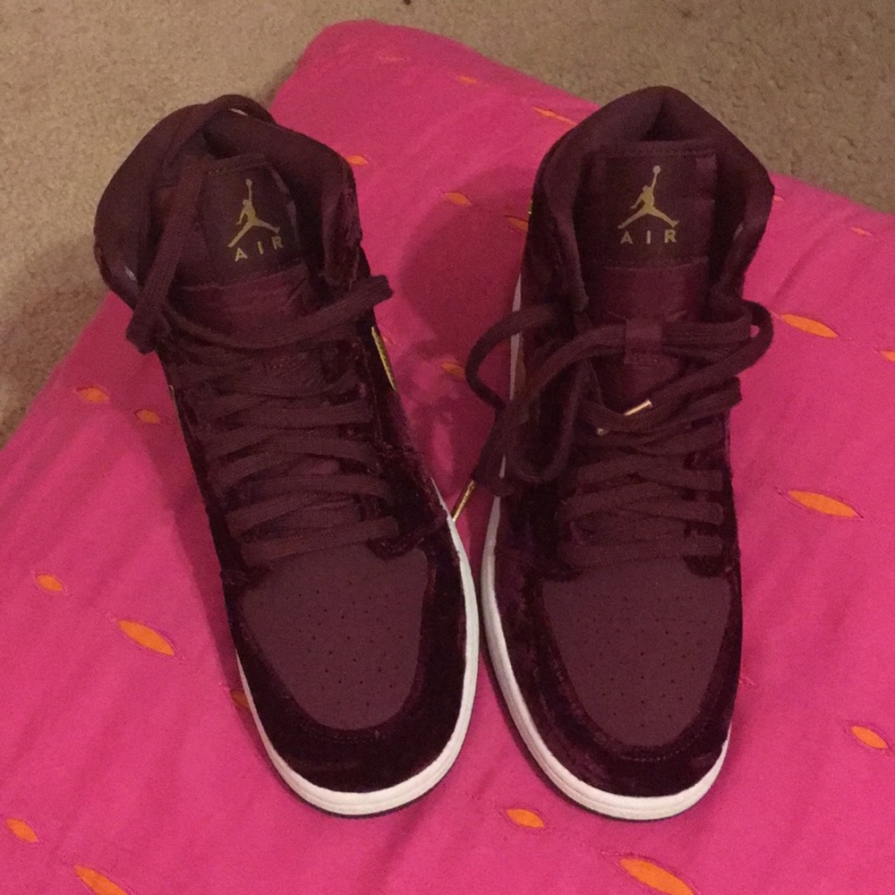 Velvet and gold Jordan like new